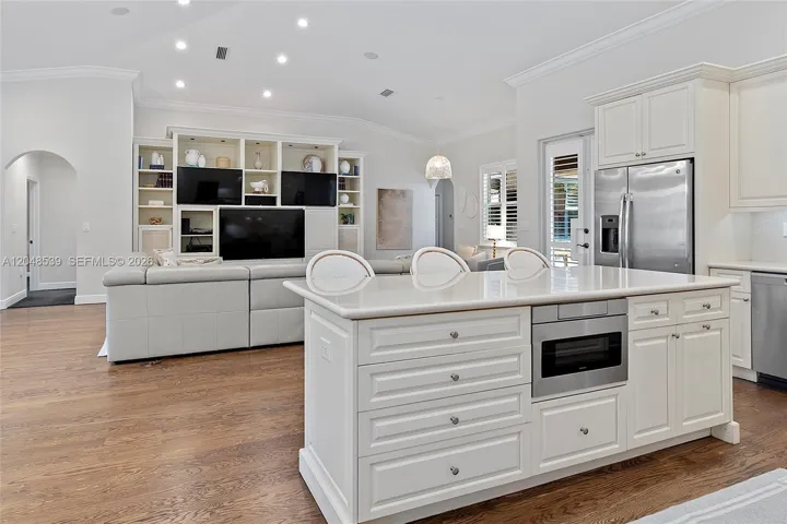 Kitchen open to Livinga