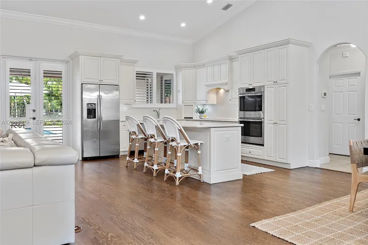 Spacious kitchen w/ Island/ Breakfast Bar open to family room