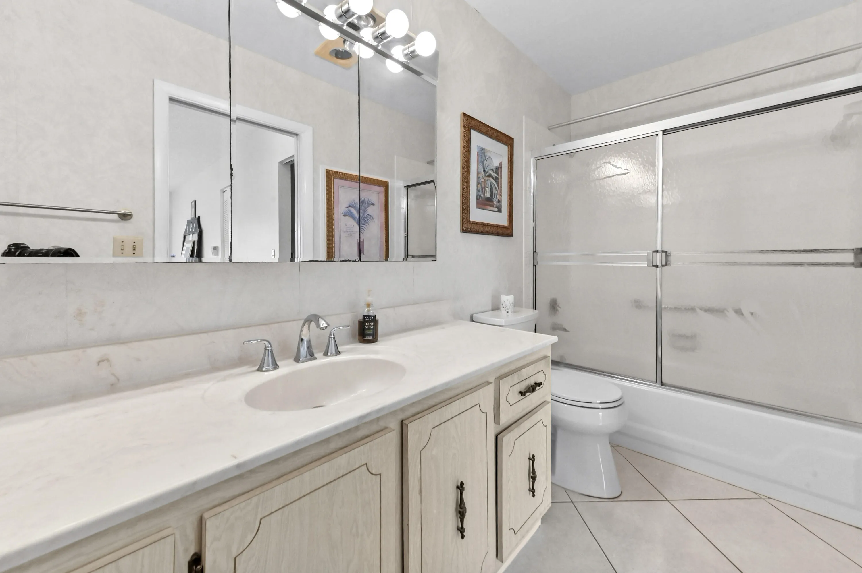 28 Bathroom 02