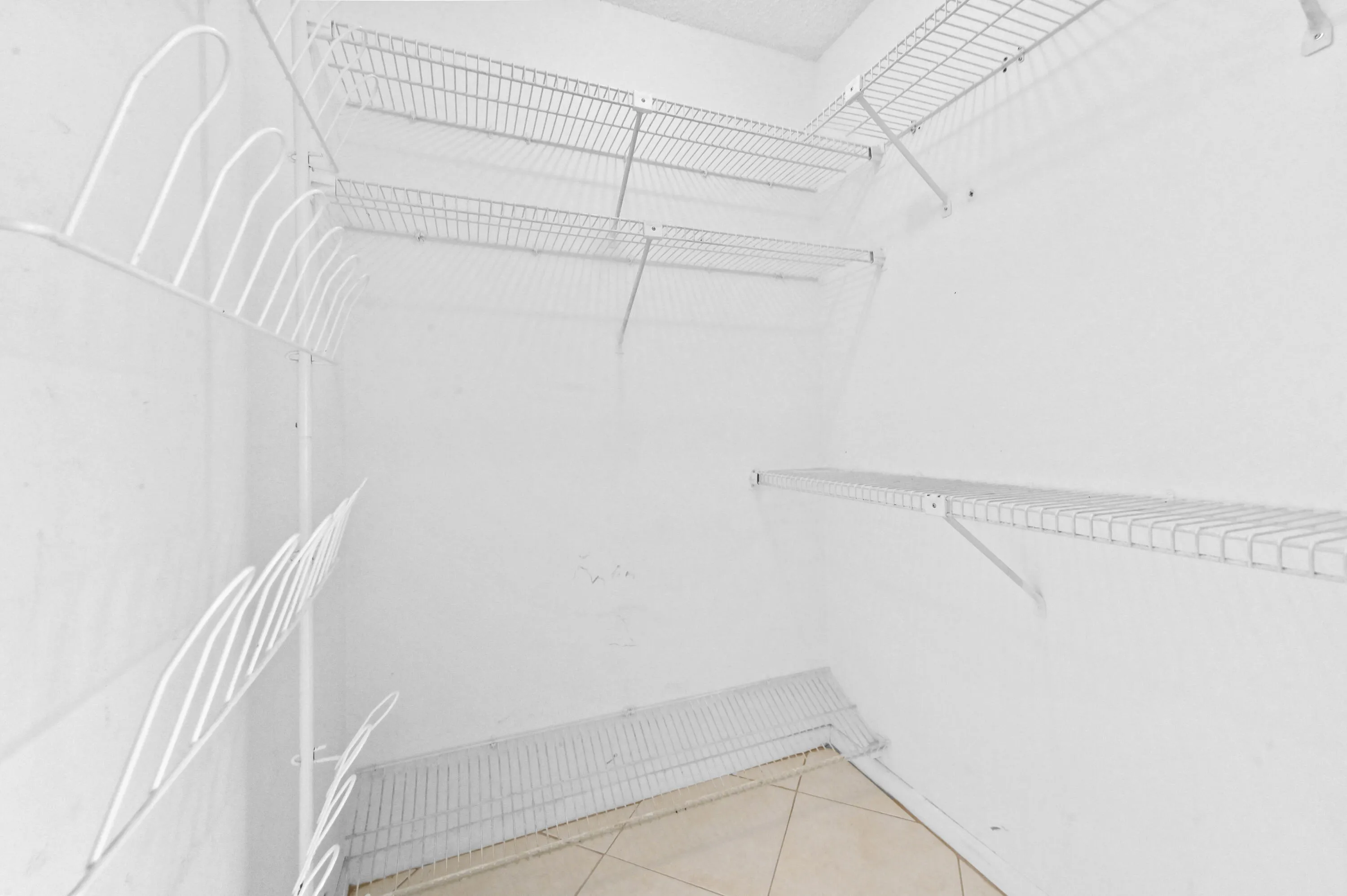 26 Closet 01
