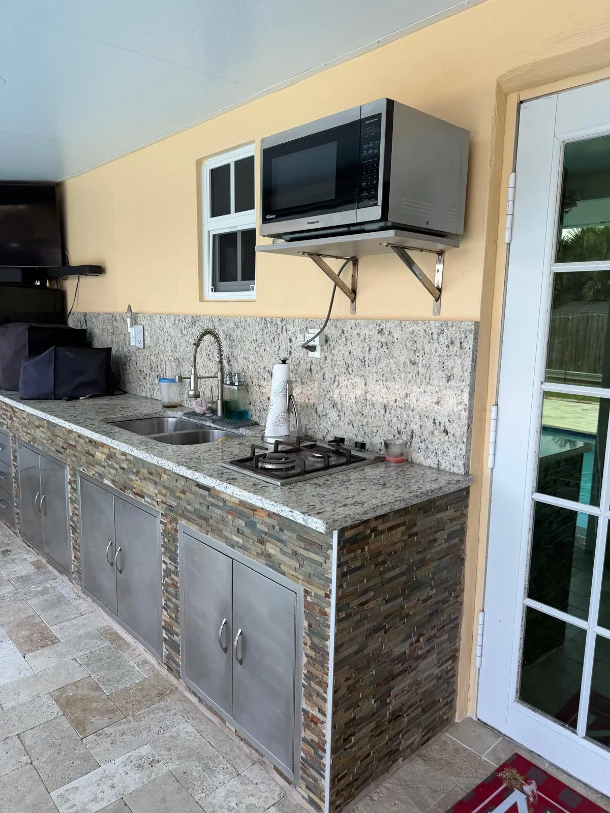 outdoor kitchen