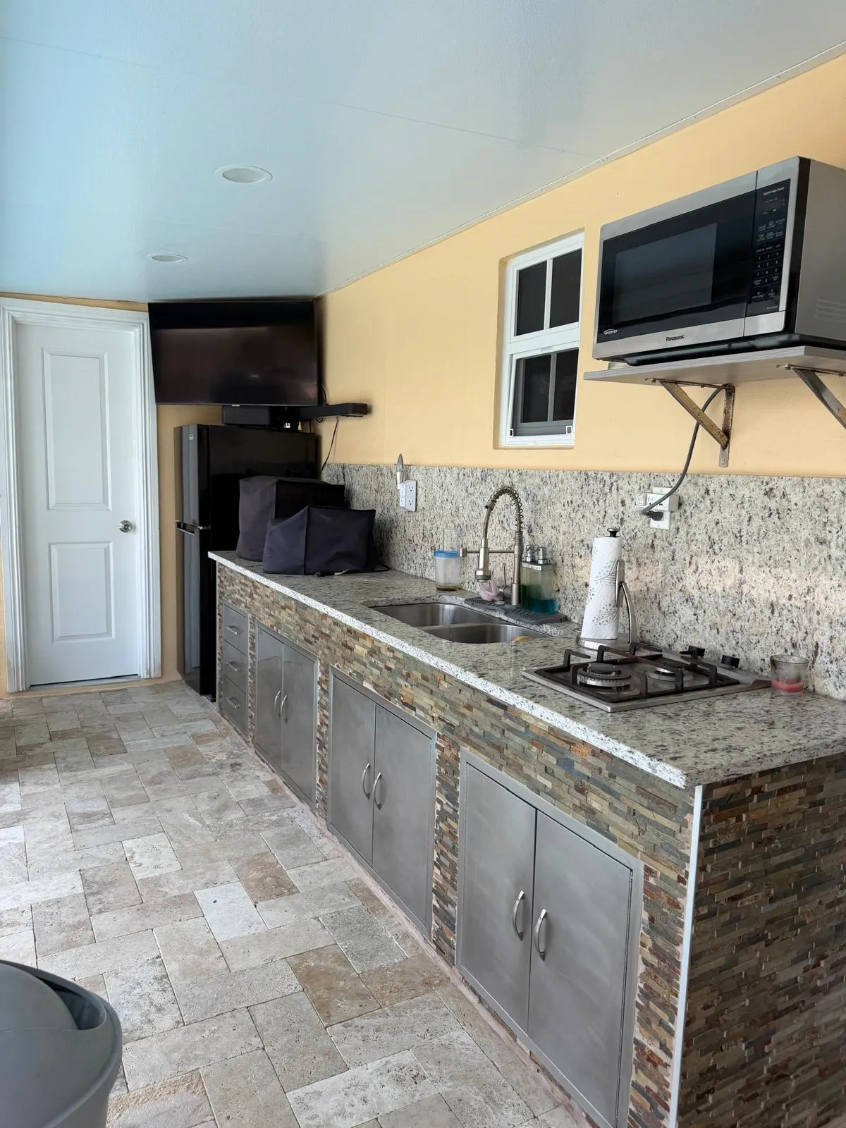 outdoor kitchen