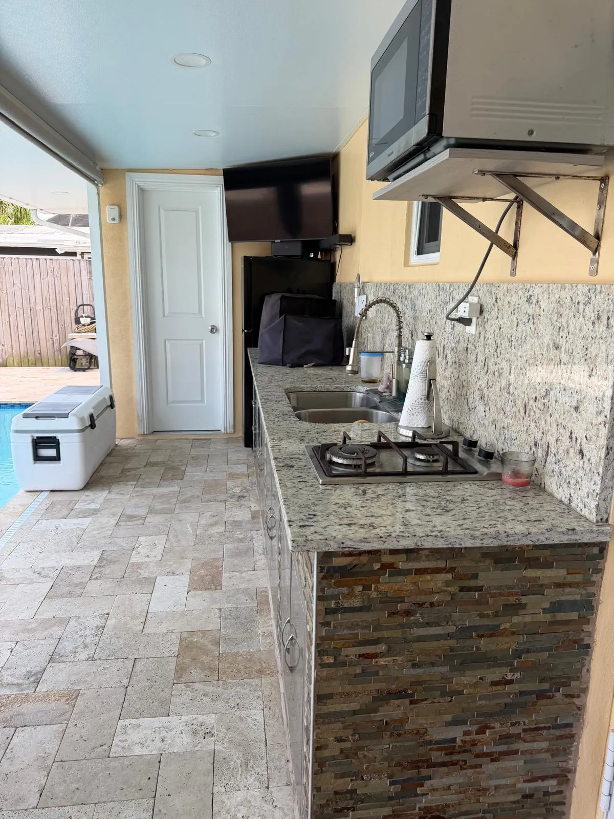 outdoor kitchen