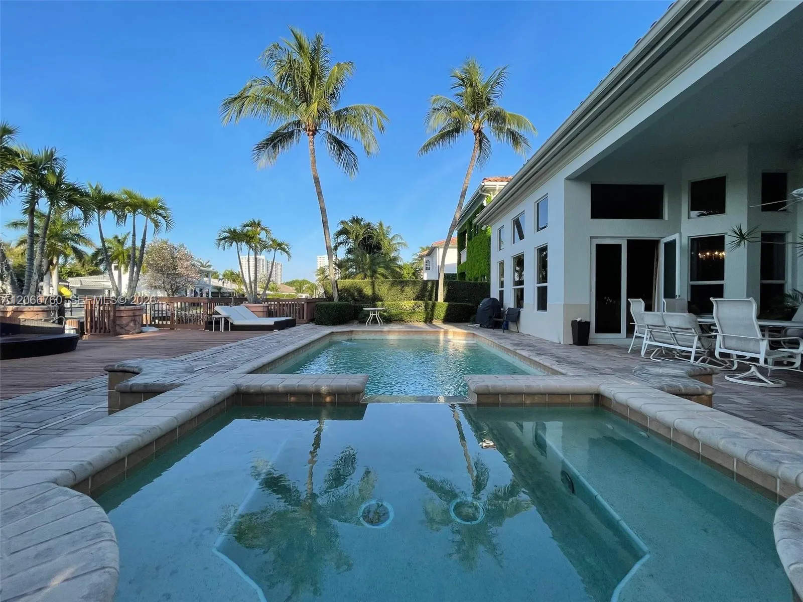 Private Pool & Jacuzzi