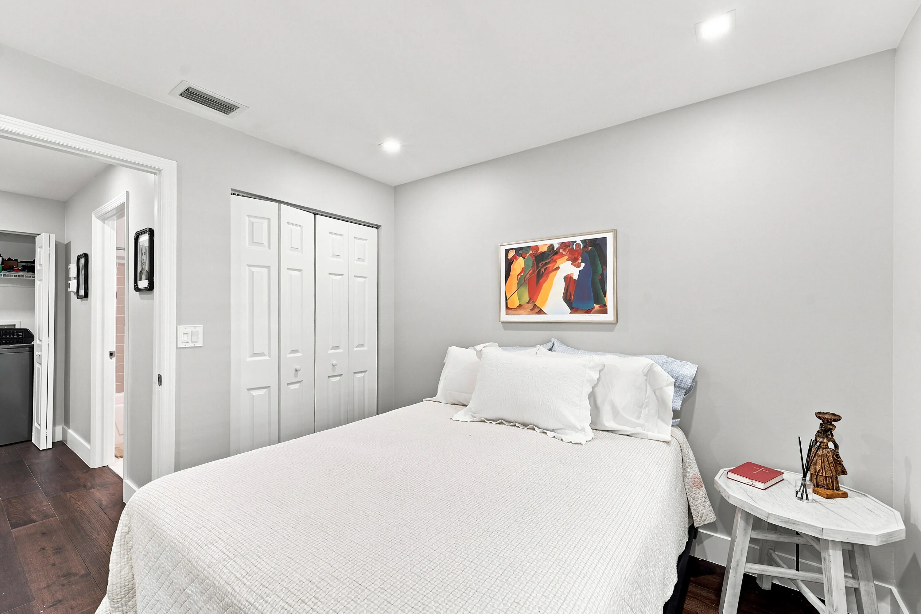 23_bedroom