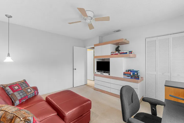 Guest bedroom/Den