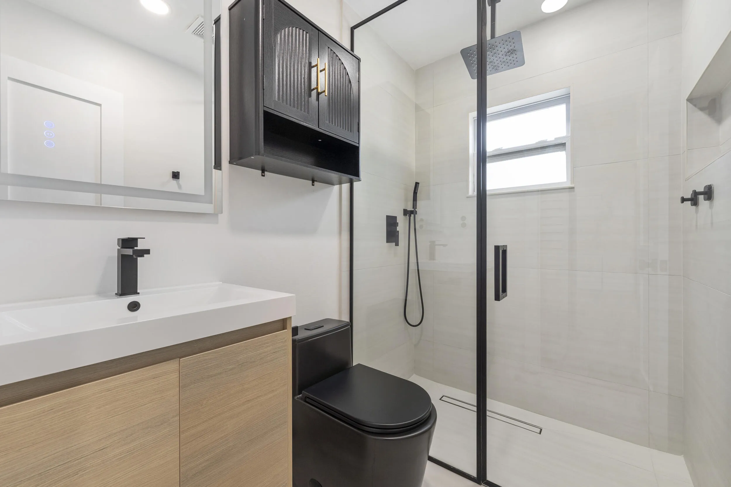 Main House Full Bath
