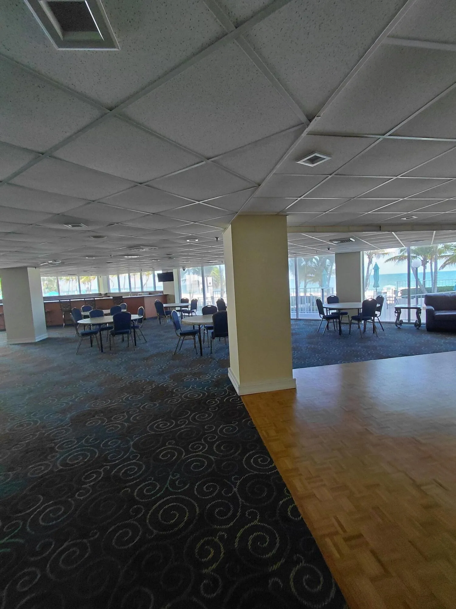 PARTY ROOM