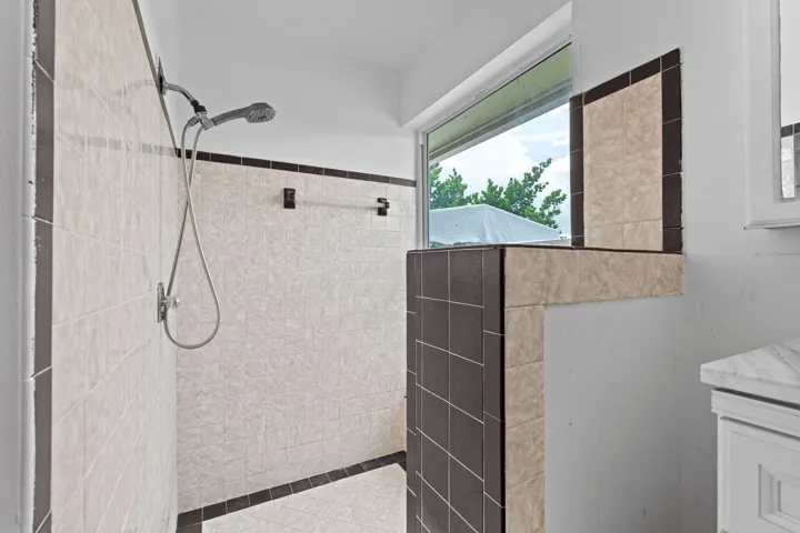 33-web-or-mls-A7404194
