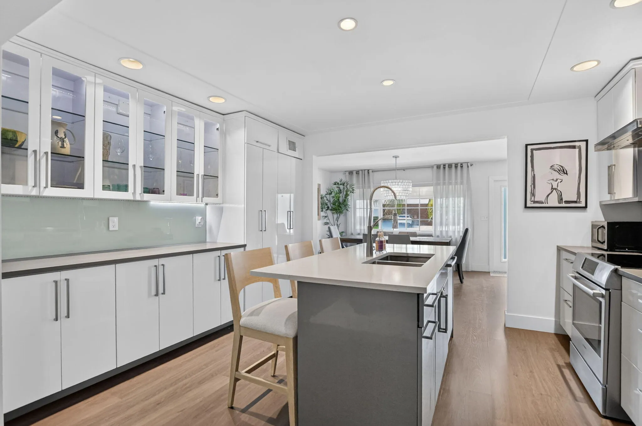 This open kitchen has a serene "flow" energy, it's without a doubt "the heart of the home". The island will be the most used spot in the house...