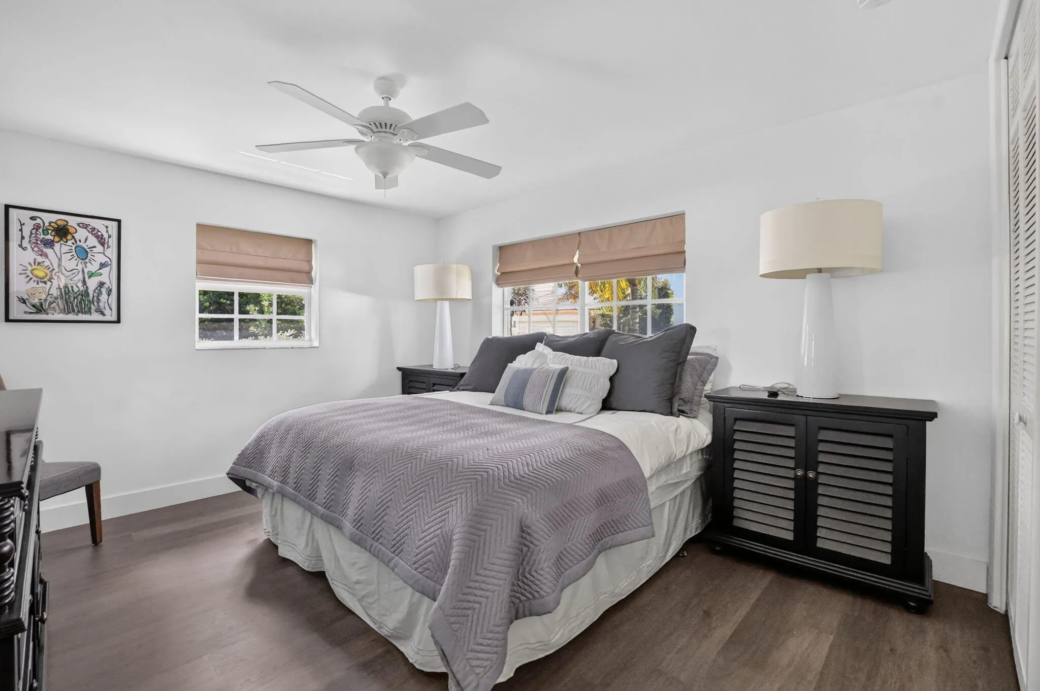 OVERSIZE BEAUTIFUL AND BRIGHT GUESTROOM! plenty of room for a King bed and a large closet! Your guests won't want to leave!!