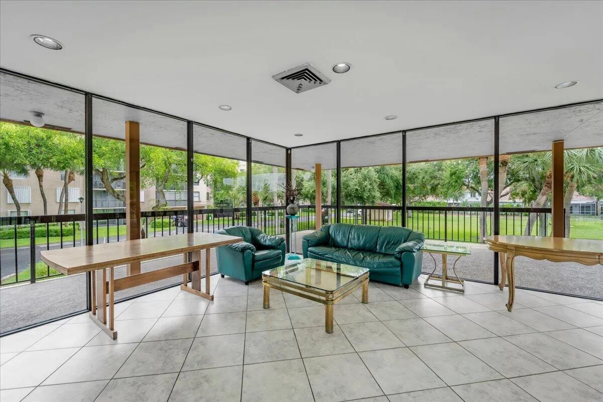 INTERIOR CLUBHOUSE
