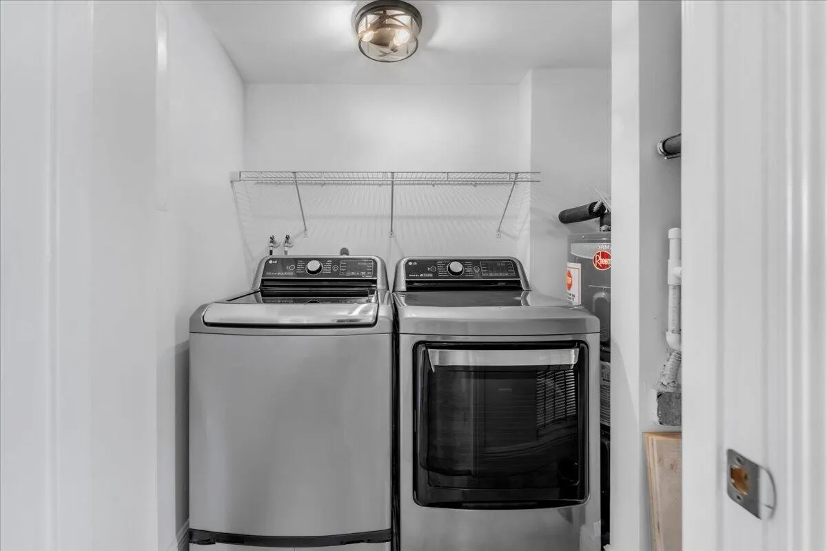 INTERIOR LAUNDRY ROOM