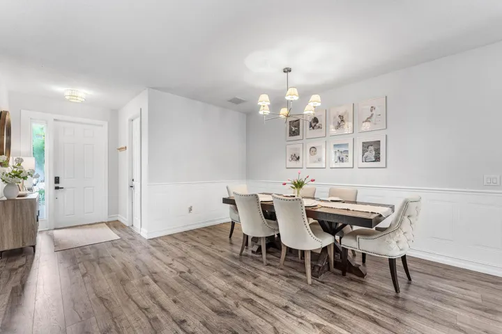 Dining Room with decorative molding