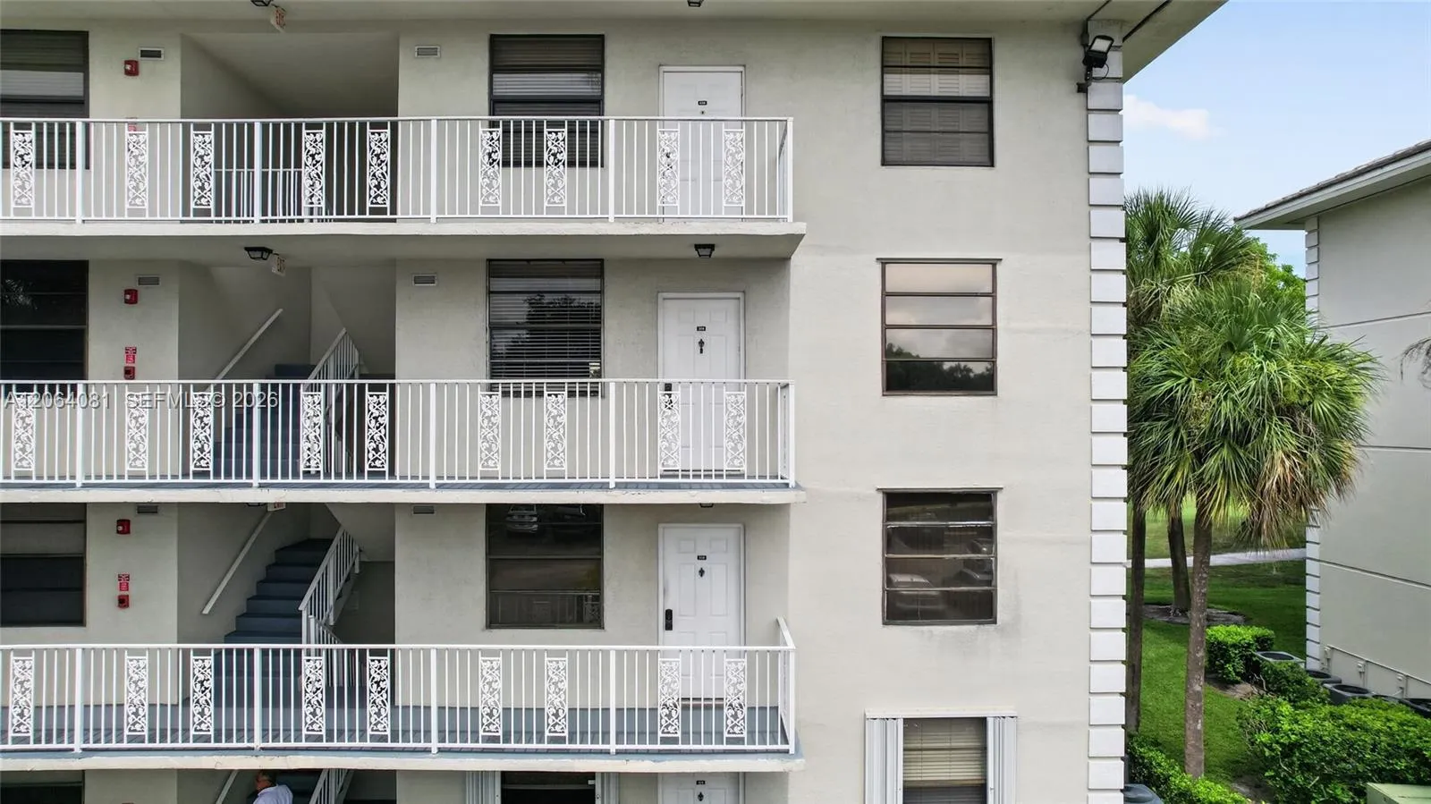 CORNER UNIT 3RD FLOOR
