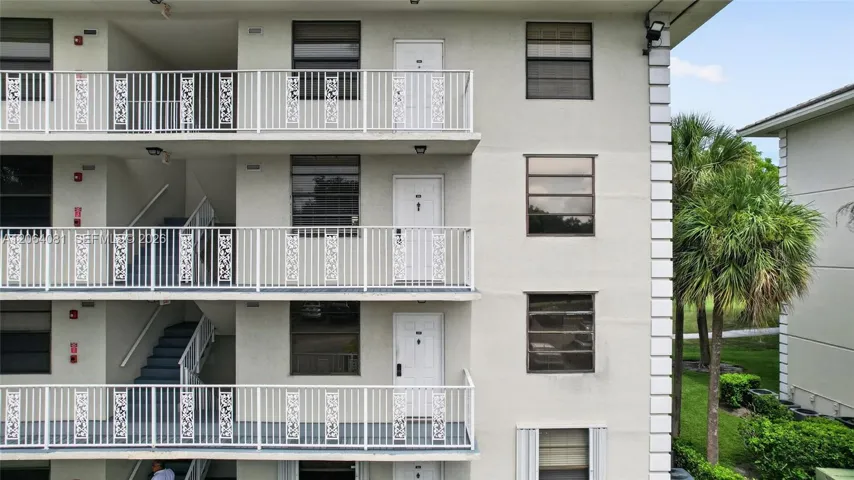 CORNER UNIT 3RD FLOOR