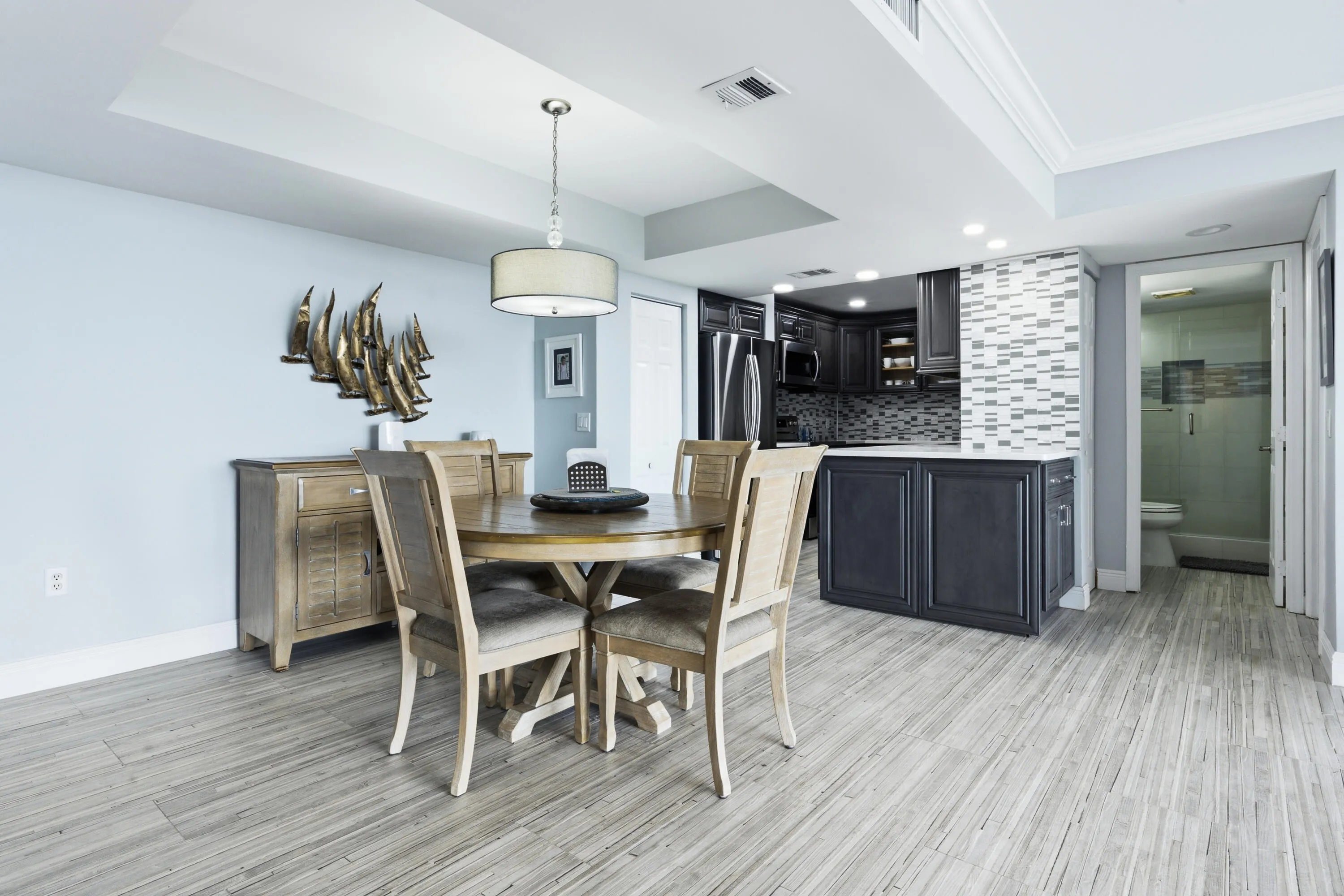 Dining area with tray ceiling
