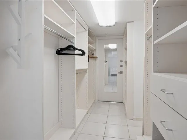Walking Closet