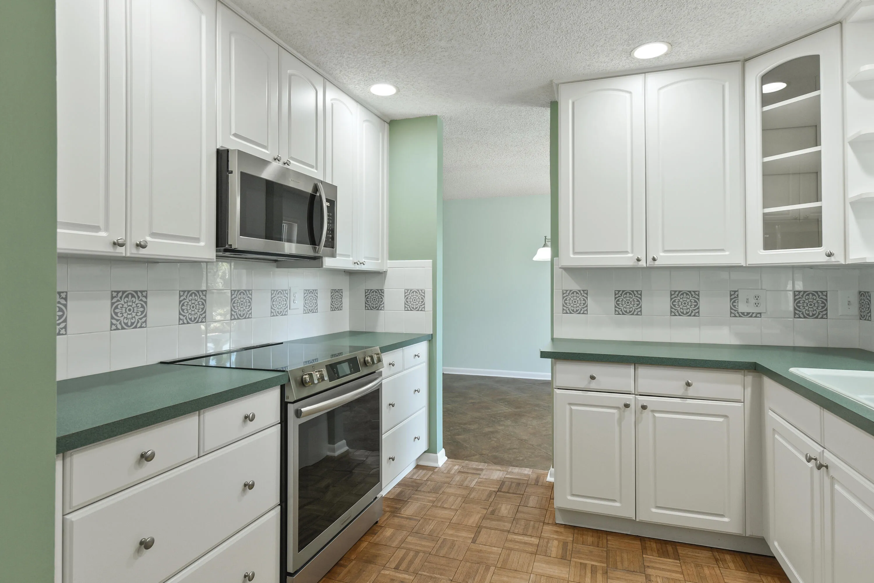 Kitchen Remodel 2005 - with large pot drawers!