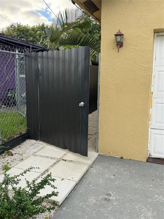 Side entrance to the 2 efficiencies / Garage and Master efficiency