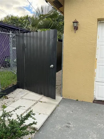 Side entrance to the 2 efficiencies / Garage and Master efficiency