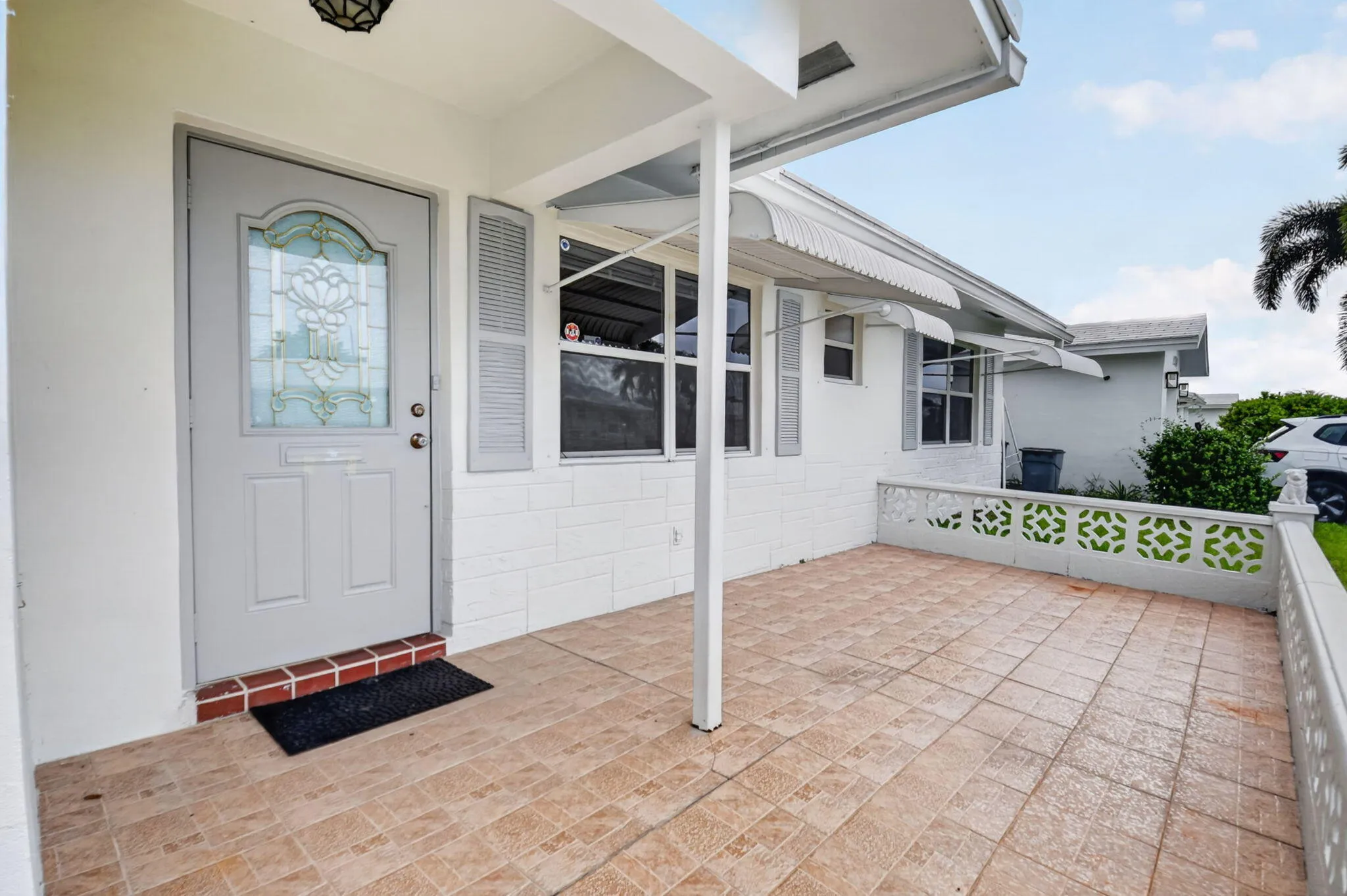 Front Porch/ addtional screened door