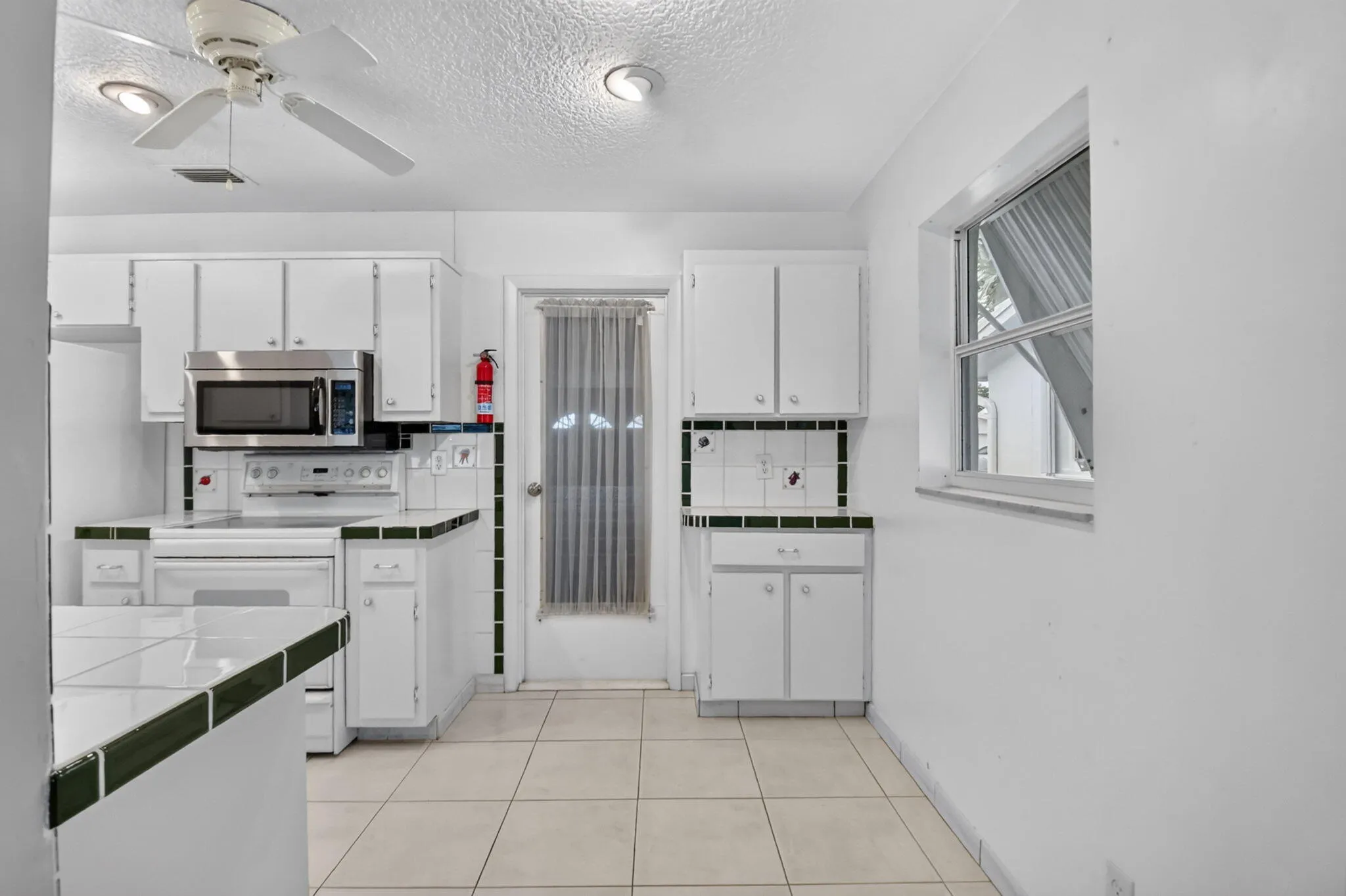 Kitchen/ Ceramic counter tops