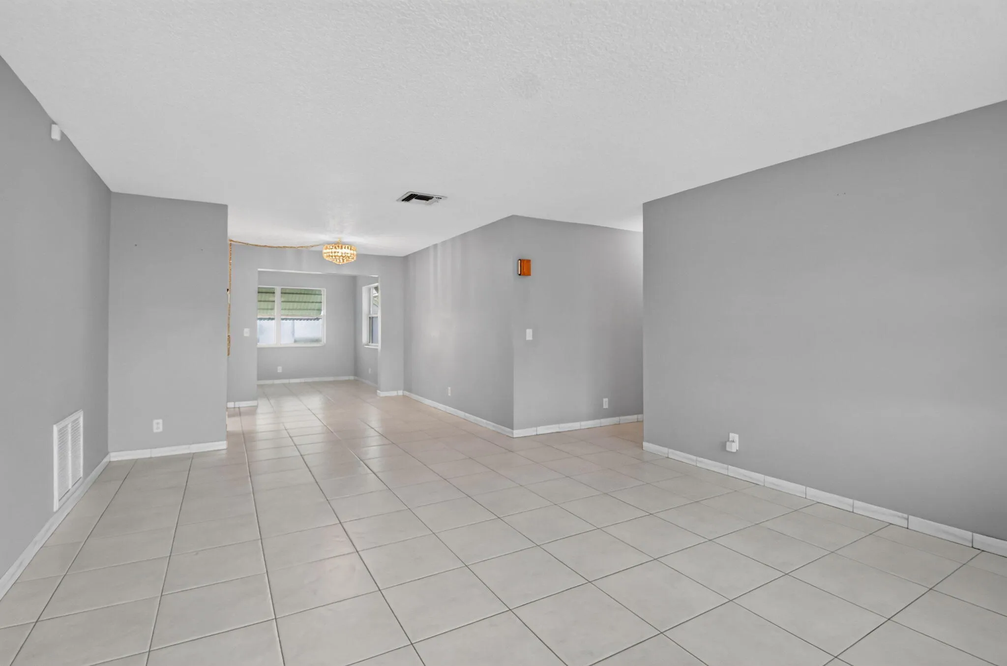 Living room, dining/ tile floor
