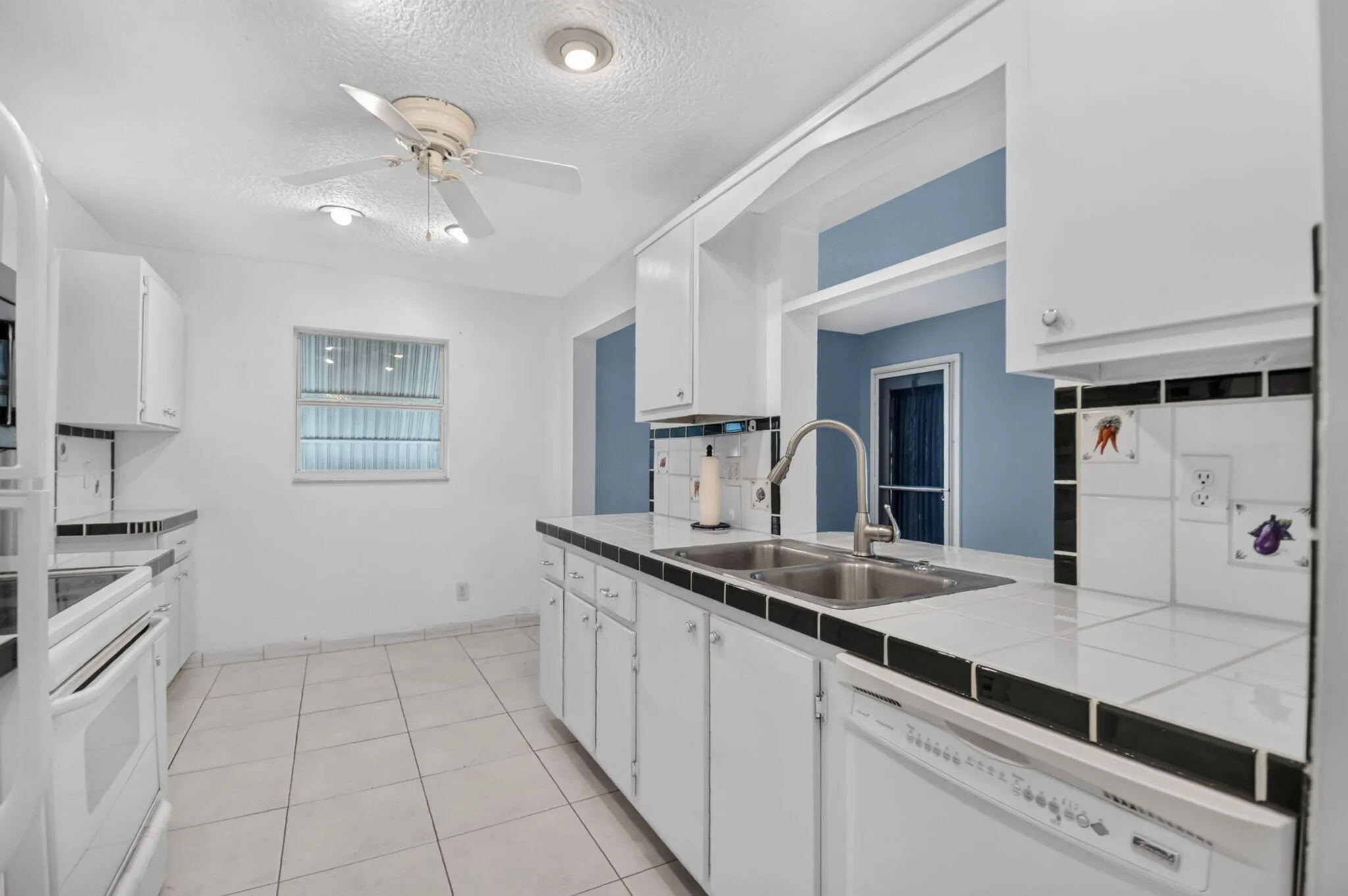 Kitchen/ Pass Thru to florida Room