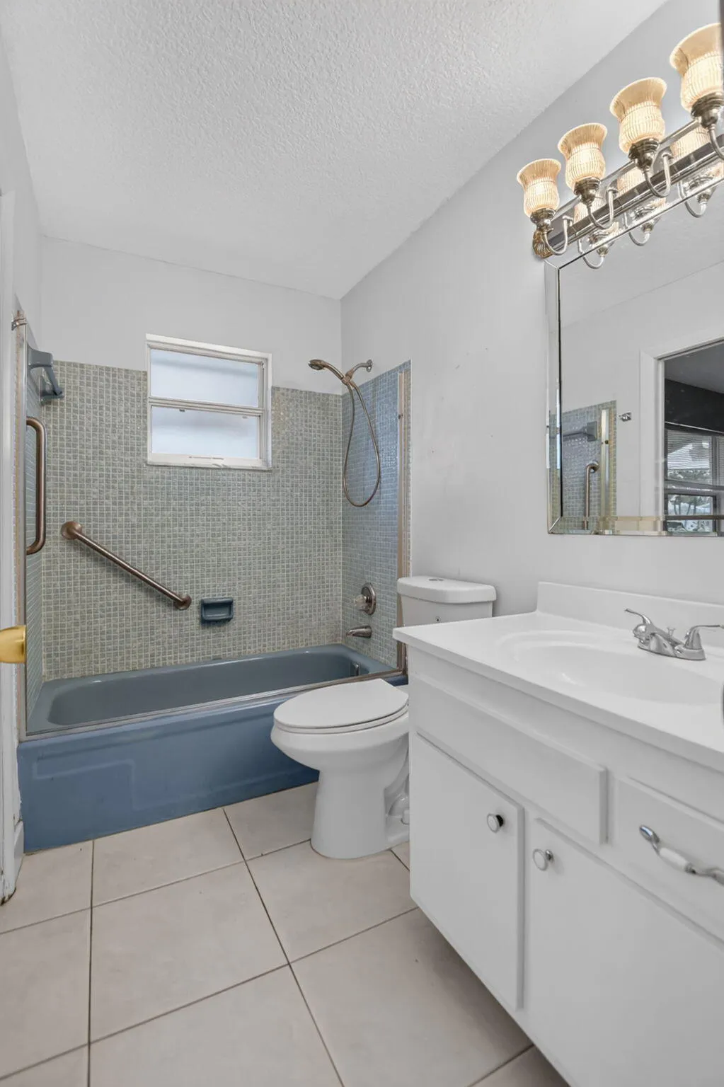Bathroom / Tub