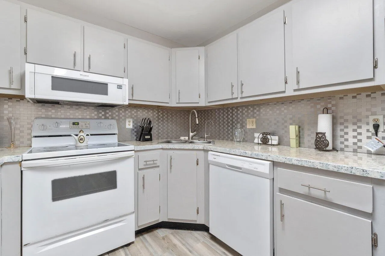 009-587LaPlayasCourt-B2-Greenacres-FL-33