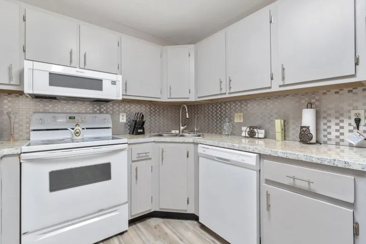 009-587LaPlayasCourt-B2-Greenacres-FL-33
