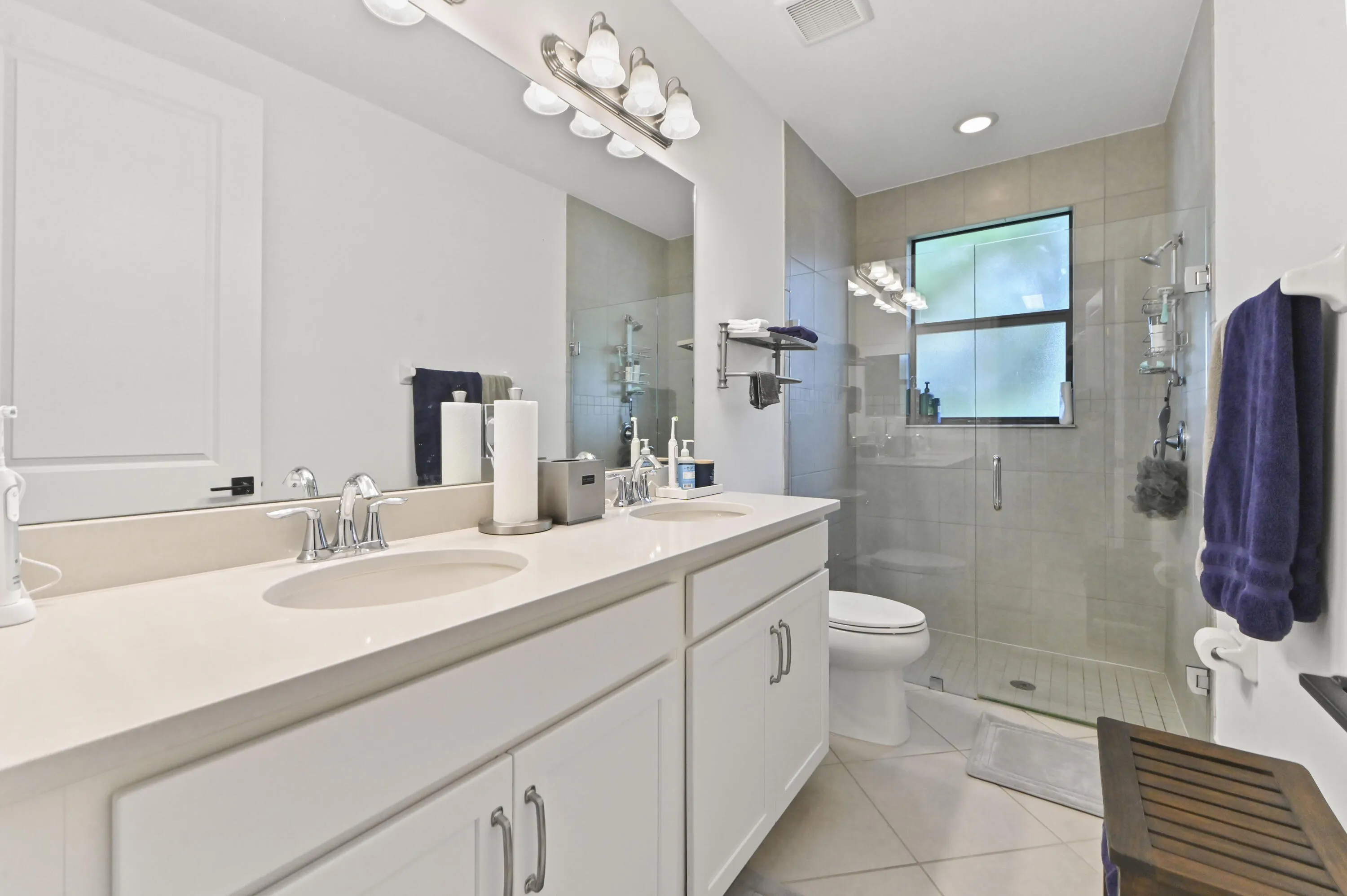 28 Bathroom 02