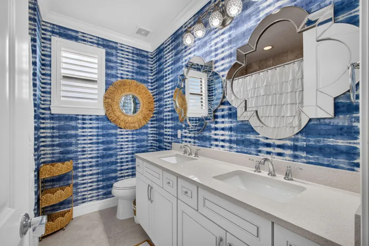 Two sinks with combo shower/tub