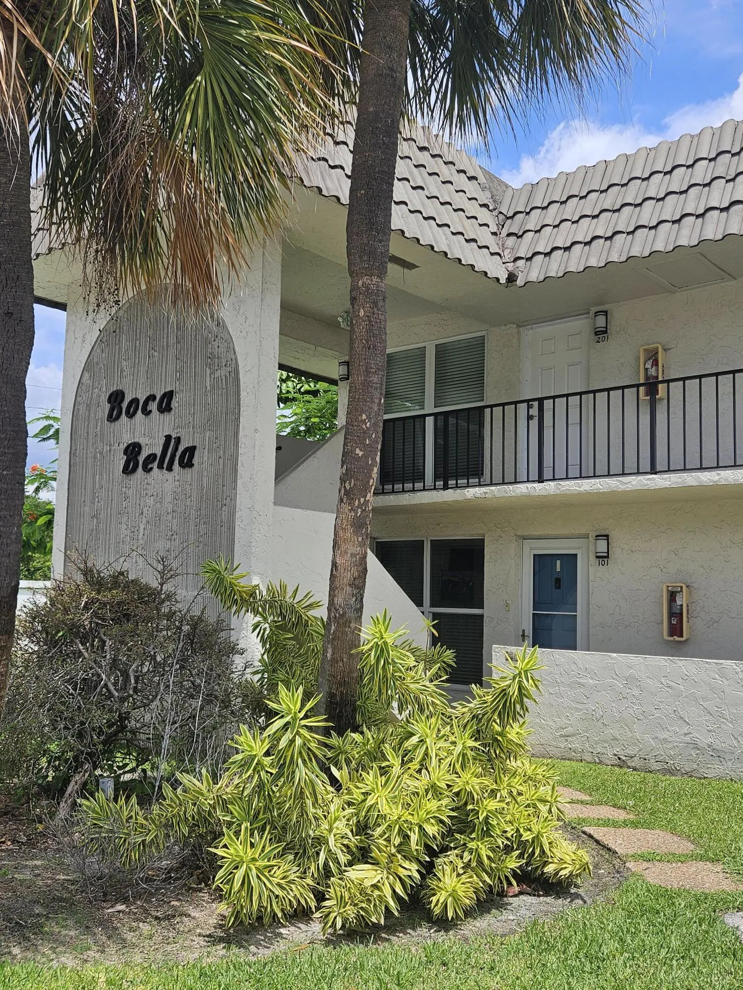 Ground Floor Corner Unit! East Boca Raton