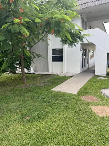 GROUND FLOOR CORNER UNIT! EAST BOCA RATON