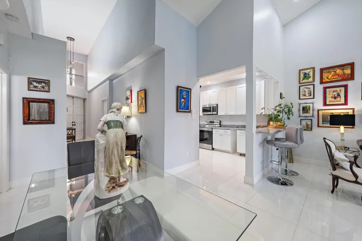 Living_227 N Lakeshore Dr-16