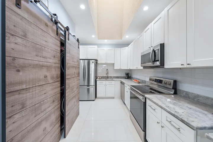 Kitchen_227 N Lakeshore Dr-8