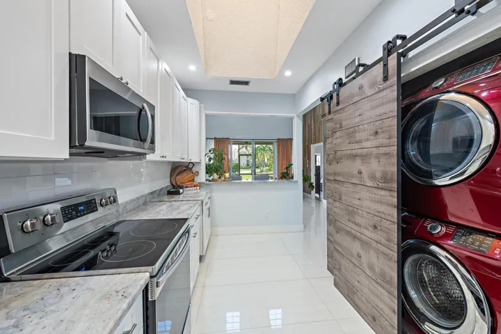 Kitchen_227 N Lakeshore Dr-9