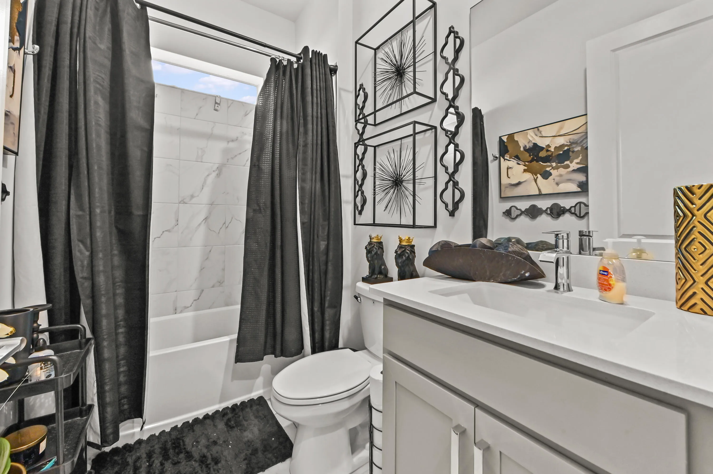 23 Bathroom 01