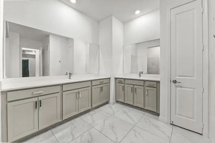 34 Bathroom 02