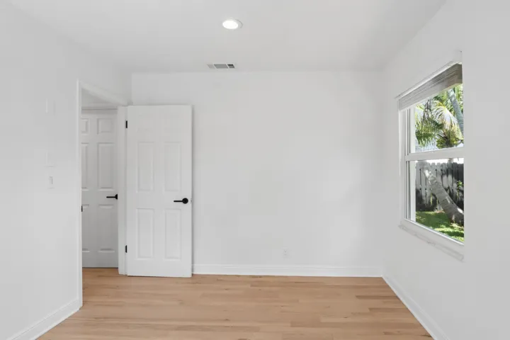 4JS08961