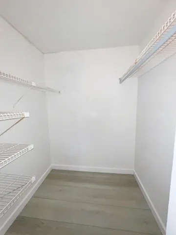 WALK IN CLOSET
