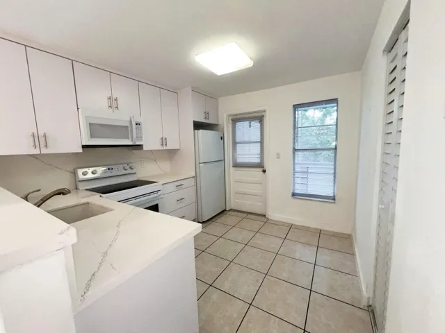 KITCHEN -DOOR TO PATIO