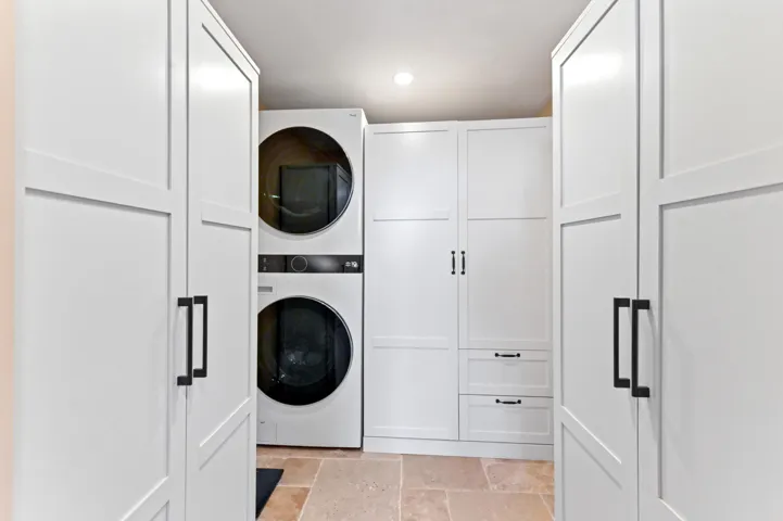 19 closet and laundry 01