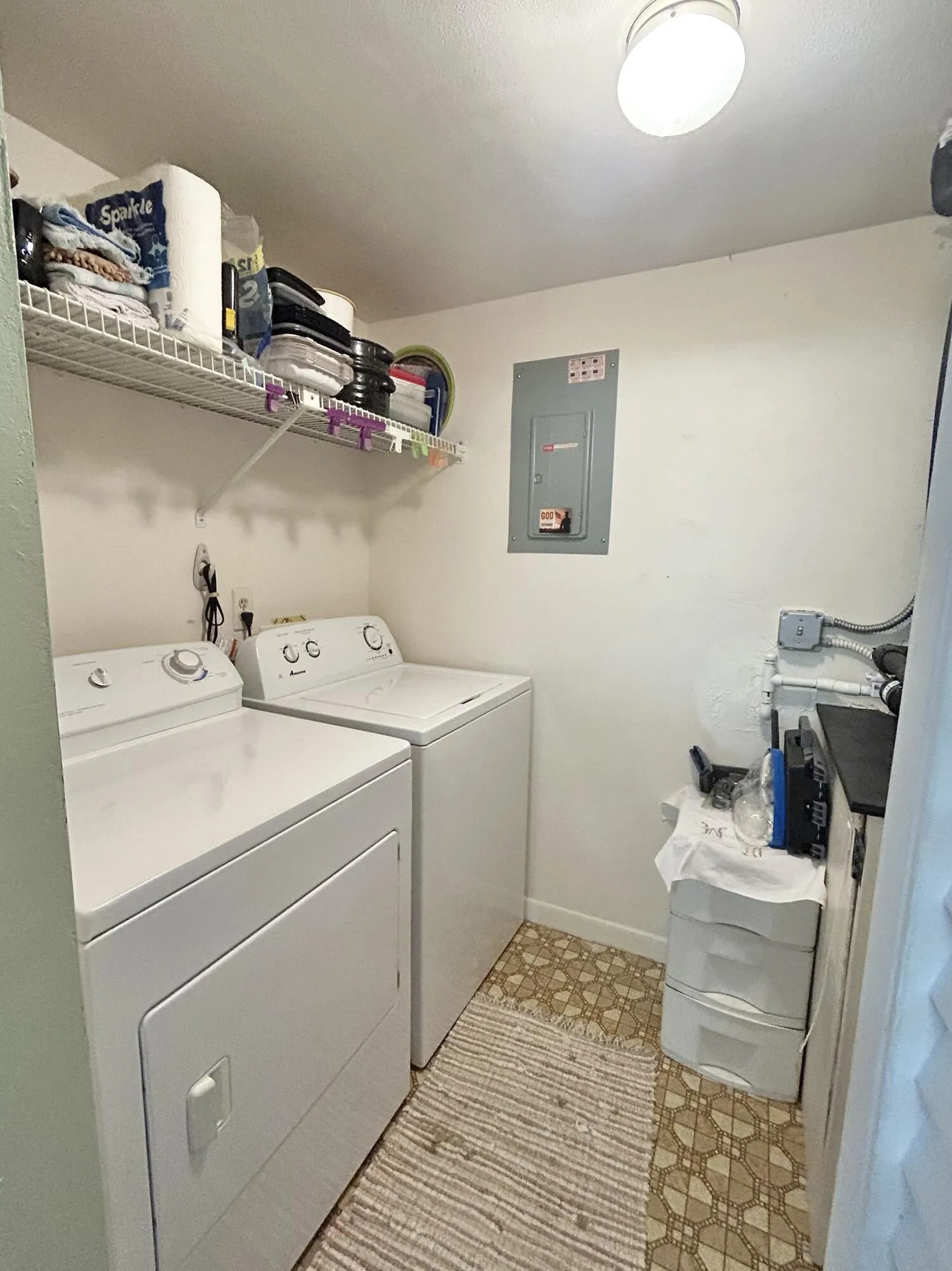 LAUNDRY/UTILITY ROOM