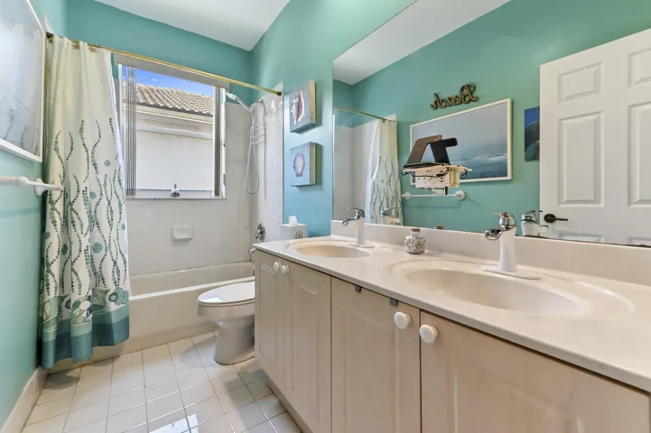 32 Bathroom 01