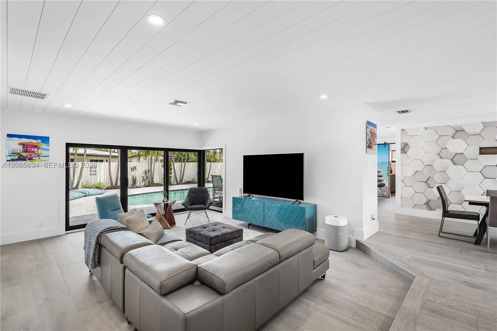 FLOOR TO CIELING WINDOWS
