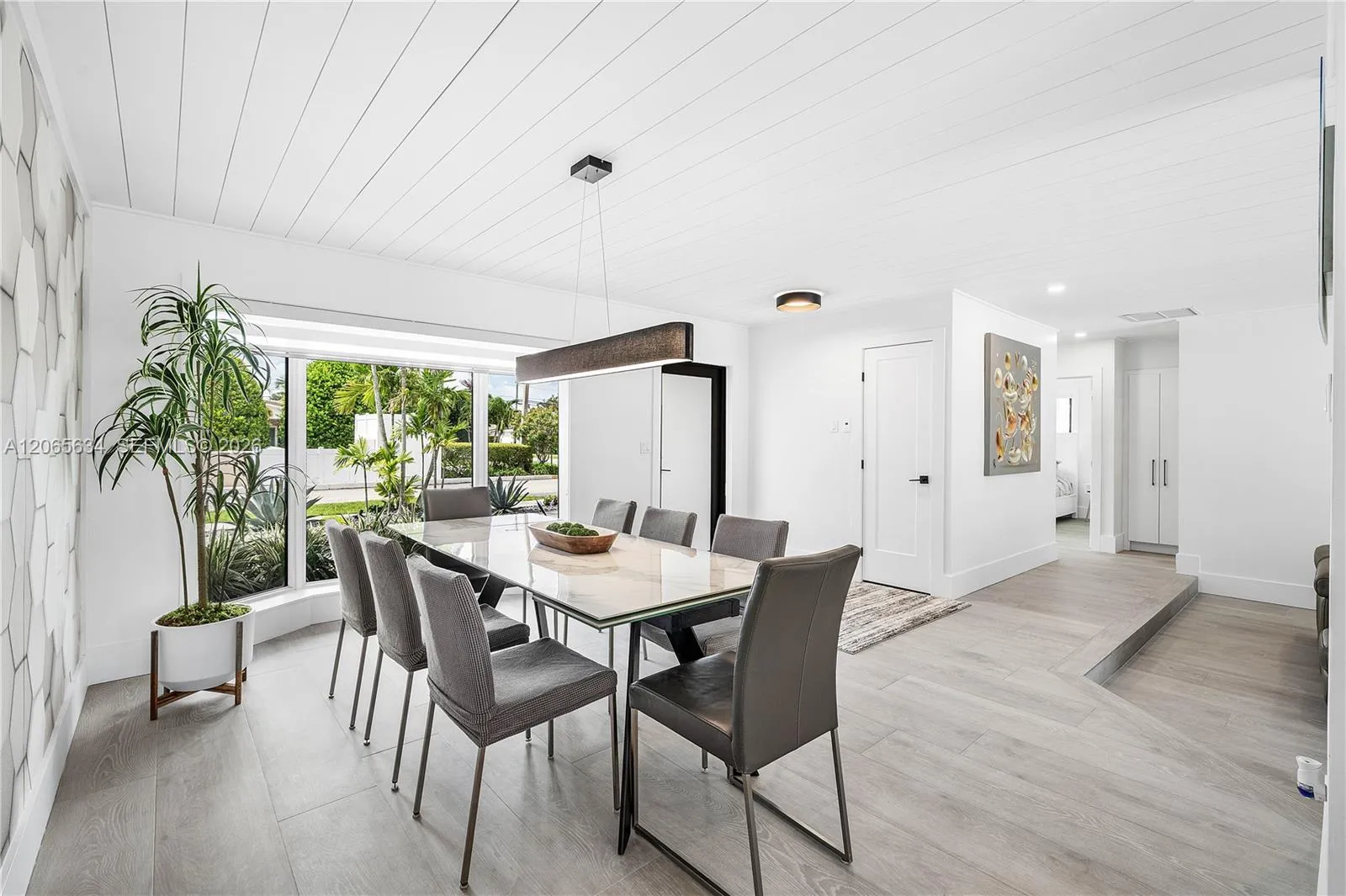 FLOOR TO CIELING WINDOWS