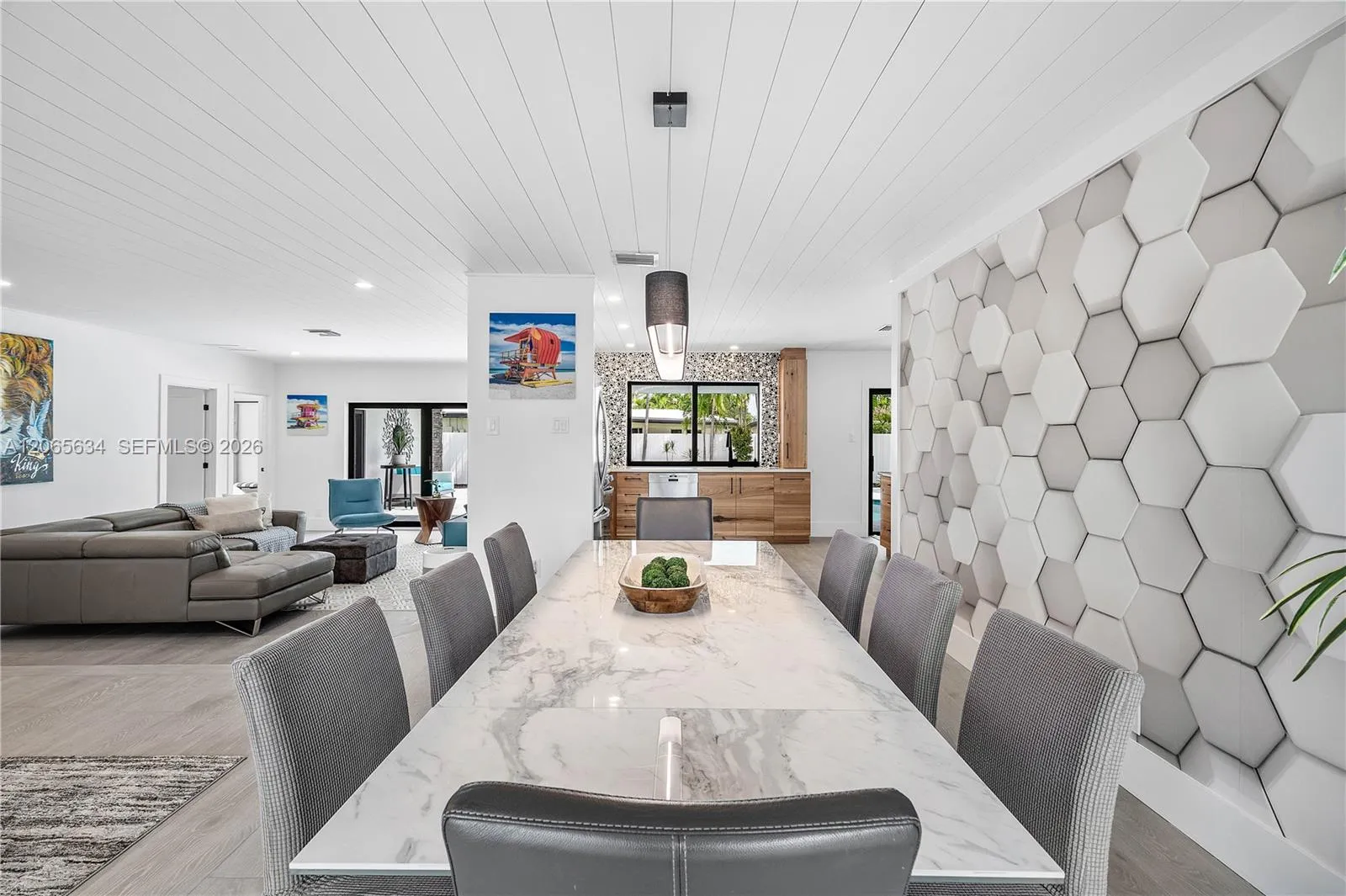 FLOOR TO CIELING WINDOWS